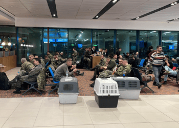 Momenti kur trupat e Kosovës mbërrijnë në Adana, priten me duartrokitje nga vullnetarët turq