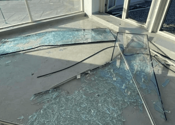 Erërat e forta shkaktojnë dëme në palestrën e sporteve në Istog