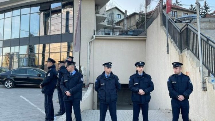 Vijon bastisja në shtëpinë e ish-këshilltarit të Thaçit