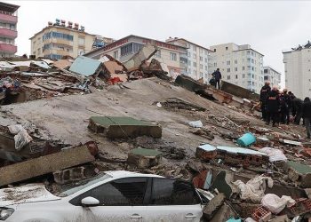 Revista franceze “Charlie Hebdo” me karikaturë skandaloze pas tërmeteve në Türkiye