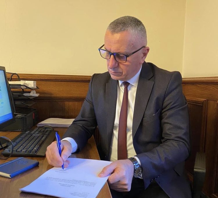 Kamberi dorëzon në Kuvendin e Serbisë propozimin për përdorimin e lirë të flamurit shqiptar