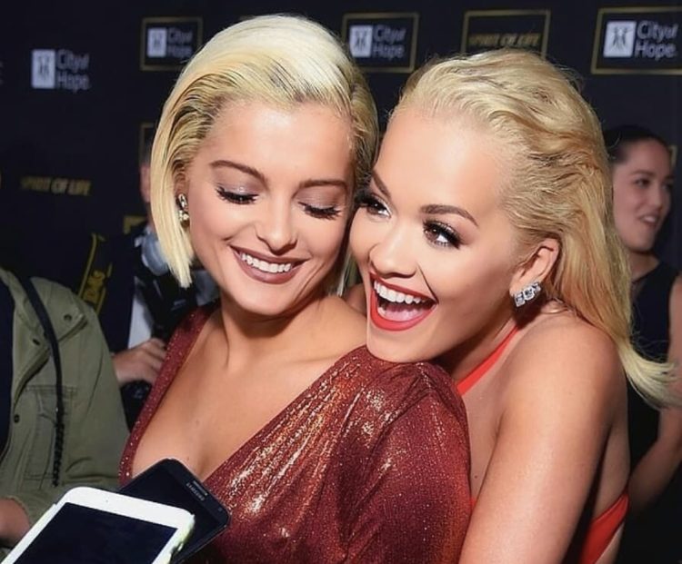 Rita e ftuar në ndejën ku Bebe performonte, dy bashkëkombëset ribashkohen në Los Angeles