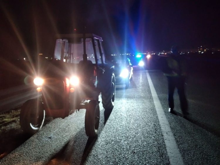 Po ngiste traktorin në autostradë, intervenon policia