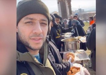 Maher Zain shpërndan ushqim për të prekurit nga tërmetit