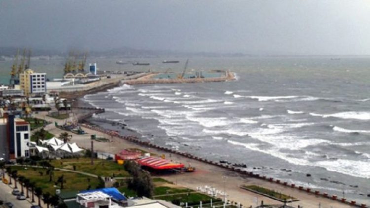 Pas motit të ligë, pritet që të rinisë lundrimi i anijeve në Portin e Durrësit