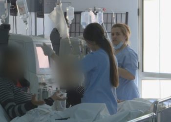 Gurët në veshka, mjeku: Shqiptarët pinë pak ujë, probleme edhe fëmijët nga kequshqyerja