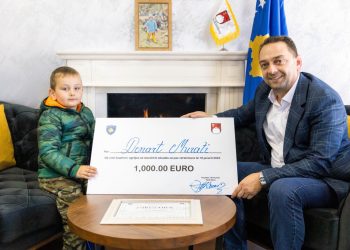 Komuna e Skenderajt shpërblen djaloshin i cili kishte treguar shembull duke ndihmuar të pastrojë rrëmujën pas përmbytjeve
