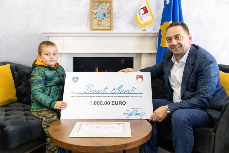 Komuna e Skenderajt shpërblen djaloshin i cili kishte treguar shembull duke ndihmuar të pastrojë rrëmujën pas përmbytjeve