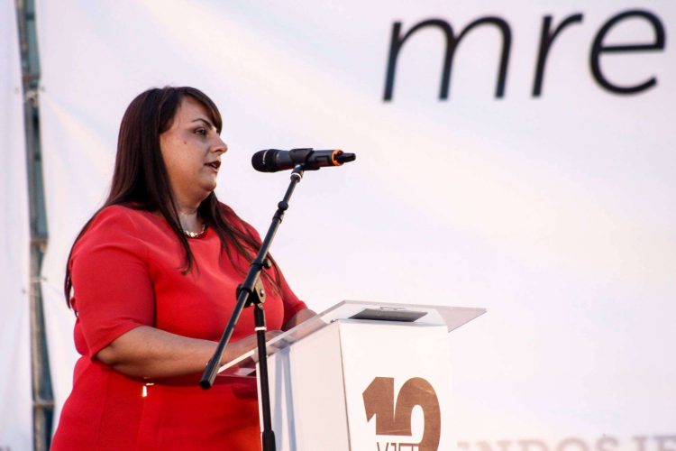 Dejona Mihajli pyet: Pse vallë nuk nënshkroi Vuçiq?