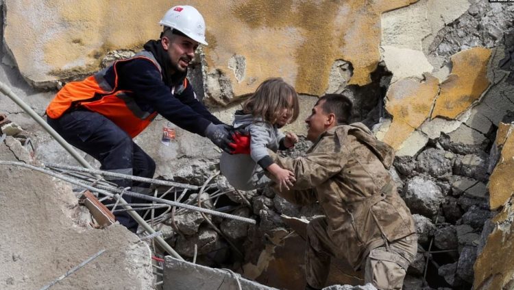 UNICEF: Mijëra fëmijë mund të jenë vdekur nga tërmetet në Turqi dhe Siri