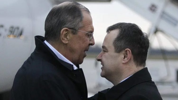 Përçarja në koalicionin qeverisës në Serbi, gazeta “Danas”: Rusia e shantazhoi Daçiqin që të mos mbështet planin evropian për Kosovën