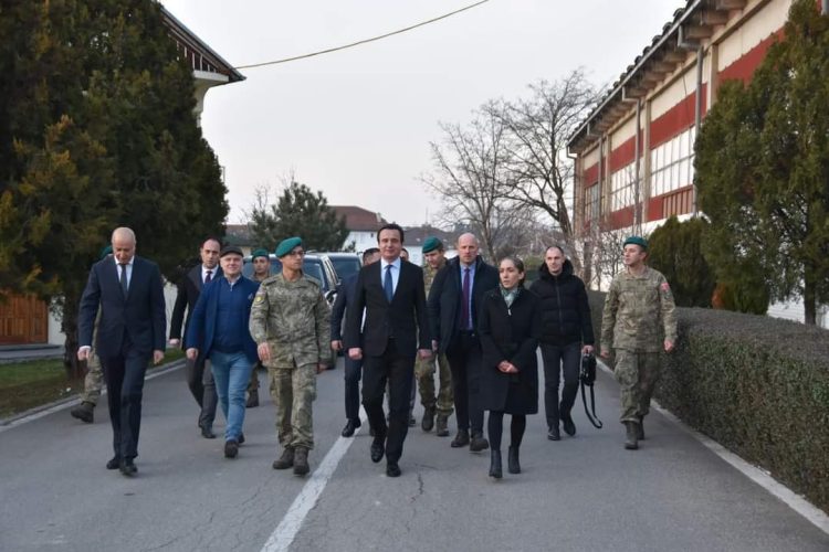 Kryeministri Kurti vizitoi bazën ushtarake të KFOR-it turk në Prizren