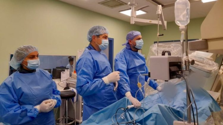 Për herë të parë, në QKUK kryhet një intervenim i rrallë në zemër te një pacient 37-vjeçar