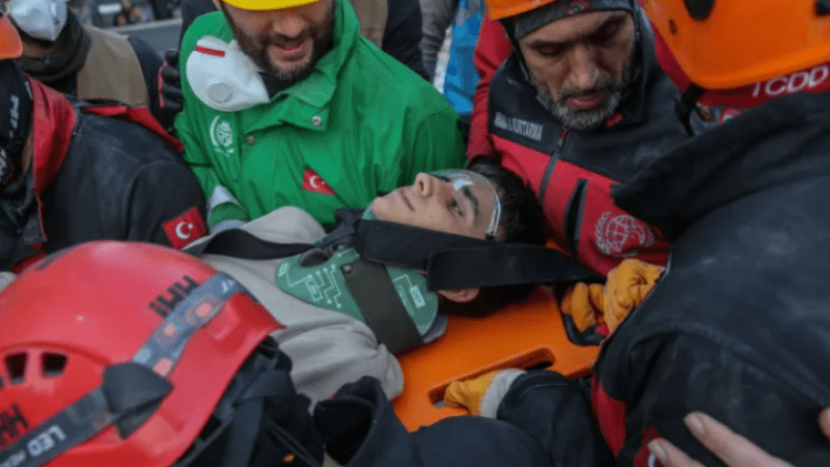 Një familje prej gjashtë anëtarësh shpëtohet pas katër ditësh në rrënoja, u grumbulluan në një cep të vogël brenda objektit të shembur