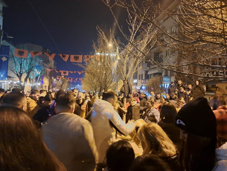 Këngë e valle në sheshet e Prishtinës, vazhdon festa për 15-vjetorin e Pavarësisë