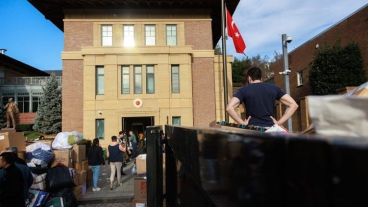 U fut në ambasadën turke në SHBA dhe dhuroi 30 milionë dollarë për të prekurit nga tërmeti – deshi të mbetet anonim