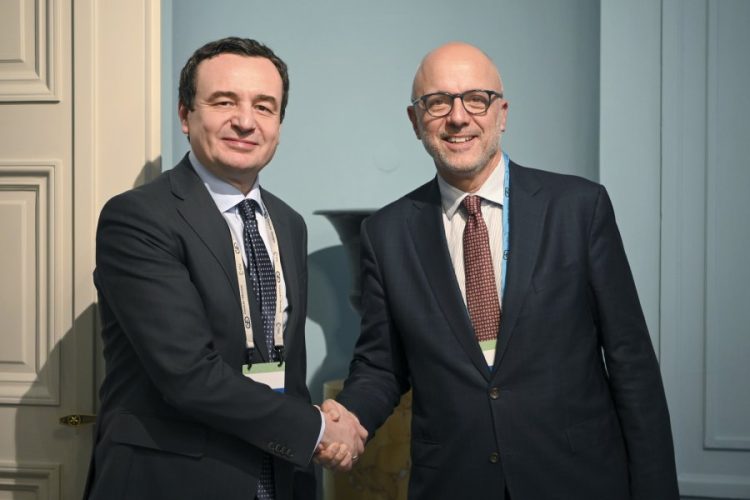 Kurti takon ish-kongresistin Deutch, flasin për progresin ekonomik të Kosovës