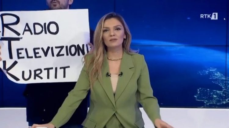 Aktivisti i PSD-së me pankartë në dorë ndërpret lajmet e RTK-së