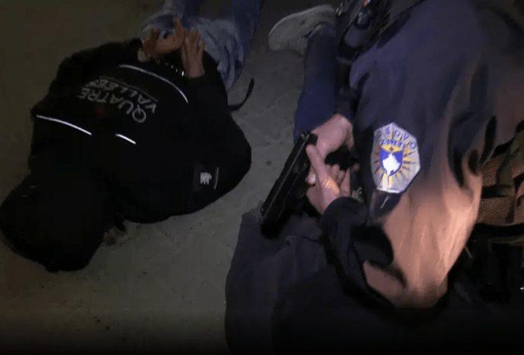 Policia e kapi në flagrancë me drogë në veturë, ky është i arrestuari në Gjakovë