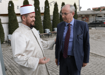 Shefi i Misionit të BE-së shkon në Xhaminë e Prishtinës
