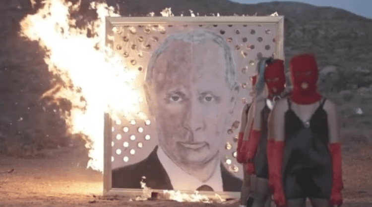Grupi protestues rus djeg portretin gjigant të Vladimir Putinit