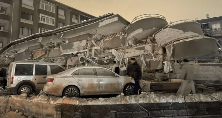 Mbi 1500 viktima deri tani/ Zhduket nën rrënoja ekipi i volejbollit në Turqi