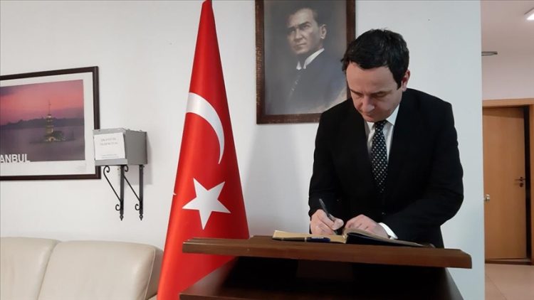 Kryeministri Kurti shkruan në librin e zisë në Ambasadën e Türkiye-s në Prishtinë