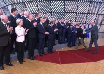 Miku i Serbisë i vetmi lider evropian që nuk e duartrokiti Zelenskyn në samitin e BE-së