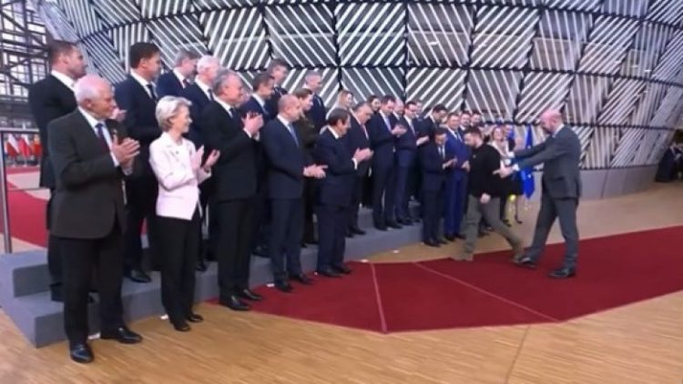 Miku i Serbisë i vetmi lider evropian që nuk e duartrokiti Zelenskyn në samitin e BE-së