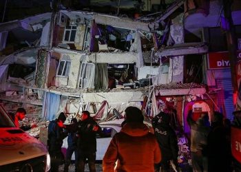 Të paktën 284 persona humbën jetën dhe 2.323 u plagosën nga tërmeti në Turqi