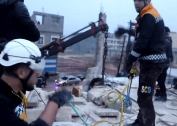 Kujdes pamjet: Momenti kur vajza e vogël shpëtohet nga rrënojat e tërmetit (VIDEO)