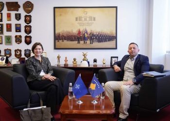 Ministri Mehaj e shefja e Shtabit të Përgjithshëm të NATO-s, Viehe, diskutojnë për sigurinë në vend dhe rajon