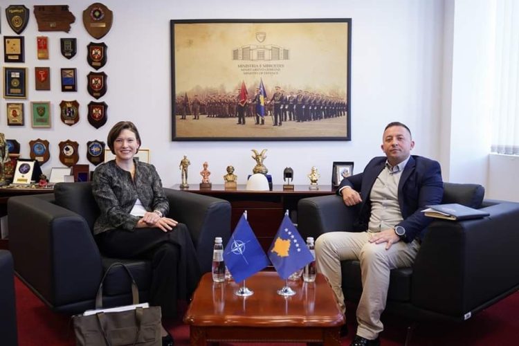 Ministri Mehaj e shefja e Shtabit të Përgjithshëm të NATO-s, Viehe, diskutojnë për sigurinë në vend dhe rajon