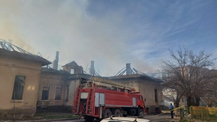 Zjarri në ish gjimnaz, deputeti i LVV: Krimi i organizuar dëshiron që ta shlyejë historinë e Ferizajt