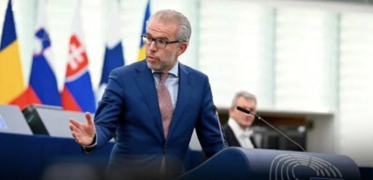 Eurodeputeti holandez: Vuçiqi e shfrytëzon BE-në si bankomat pastaj e refuzon