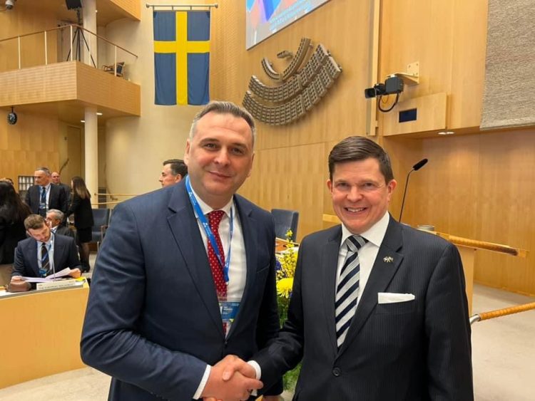 Deputeti Bajqinovci takohet me kryetarin e Parlamentit të Suedisë