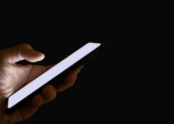 Katër mënyra efikase që ta kuptoni nëse po iu përgjohet telefoni