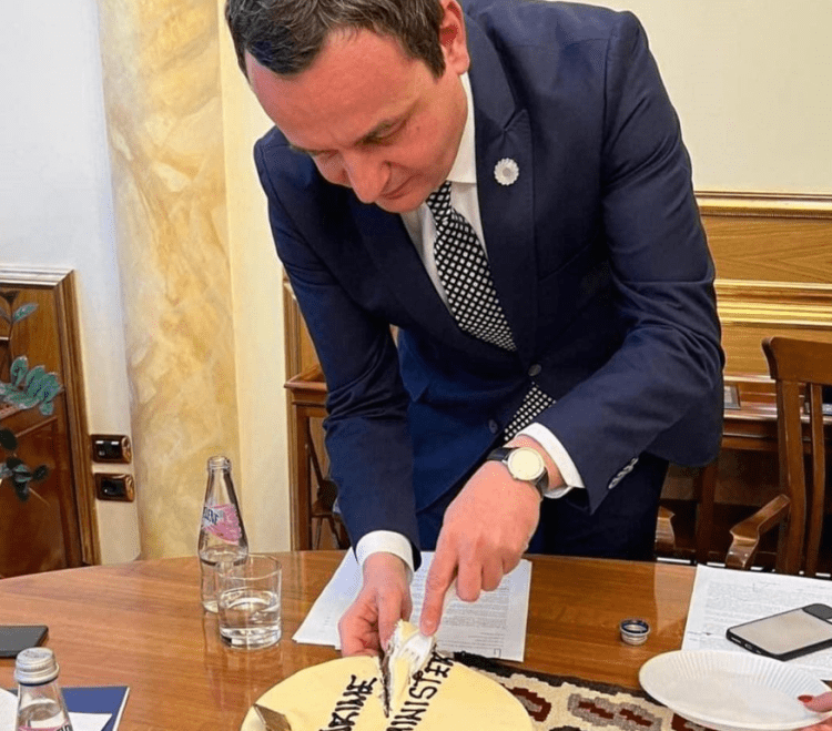 Albin Kurti feston ditëlindjen