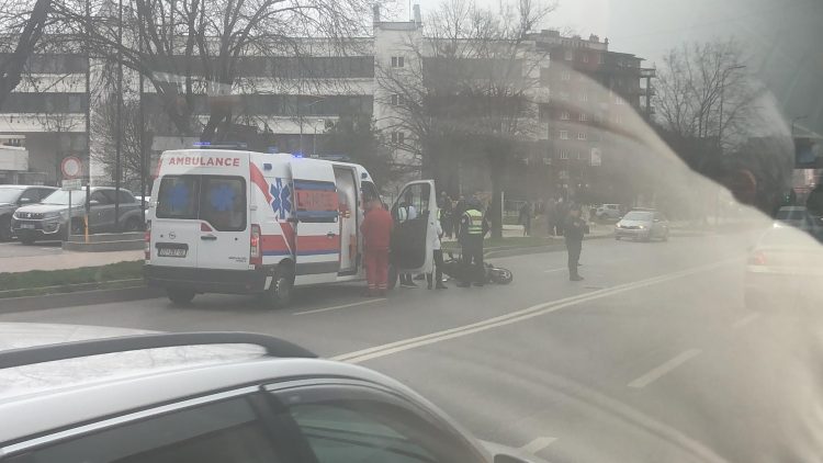 Aksident trafiku në rrugën “Luan Haradinaj”, lëndohet një motoçiklist