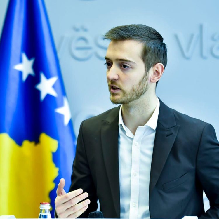 Këshilltari i Bislimit: Vuçiqi tha nuk nënshkruaj me Kosovën por në kohën e Isa Mustafës e kishte bërë