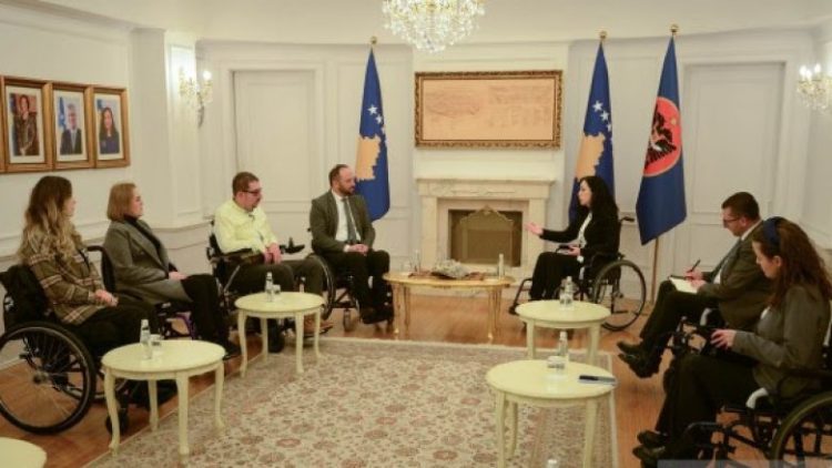 Edhe Osmani sikur Kurti, e ulur në karrocë priti në takim përfaqësuesit e Handikos-it