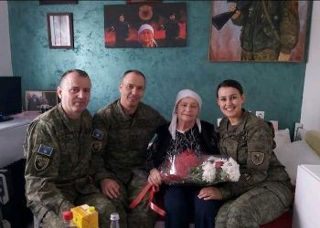 Nëna e dëshmorit: ‘Mu duk se djali mu qu nga varri dhe ma uroj 8 Marsin’
