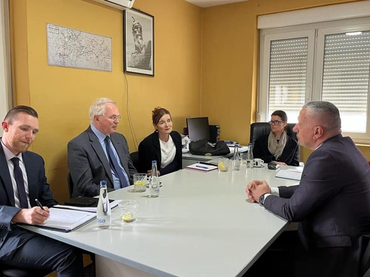 Kamberi e pret në takim Hillin, ia paraqet kërkesat e shqiptarëve të Luginës