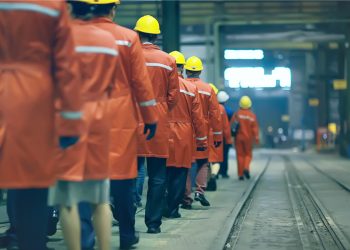 Kompanitë e mëdha planifikojnë pushime masive nga puna