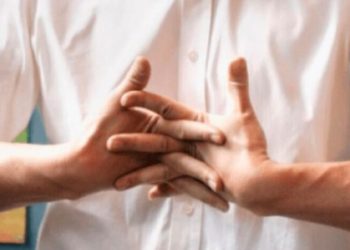 Kërcitja e gishtave, e rrezikshme për shëndetin
