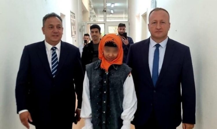 Nuhiu: Askush nuk mund të ndalojë Aleynën të mësojë për shkak të shamisë