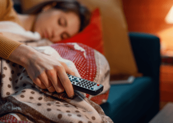 Pse nuk duhet të bini në gjumë me televizorin ndezur?