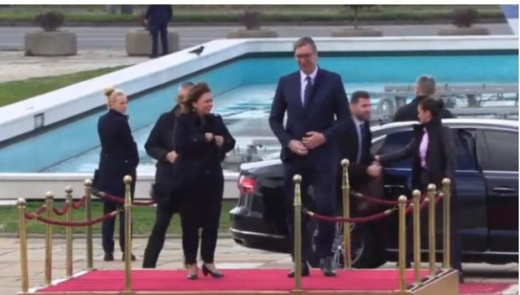 Një ditë pasi tha “s’e njohim Kosovën”, presidentja e Greqisë zbarkon në Beograd