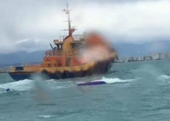 Policia shpëton dy persona në Durrës, po u rrezikohej jeta për shkak të dallgëve dhe erës së fortë