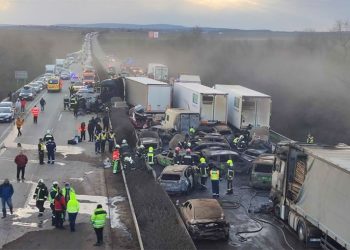 Aksident zinxhiror mes 5 kamionëve dhe 37 veturave në Hungari, dhjetëra të lënduar